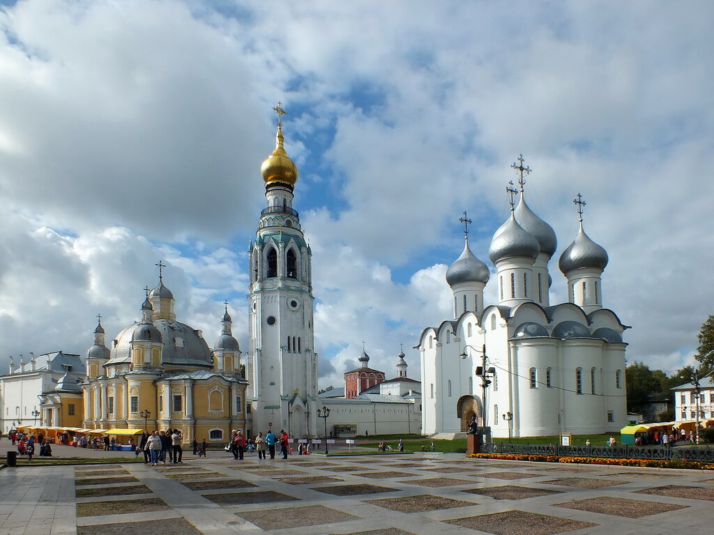 Вологда достопримечательности фото. Софийский собор Вологда зимой. Площадь Софийского собора Вологда. Софийский собор Вологда площадь зима. Вологда Софийский собор панорама.