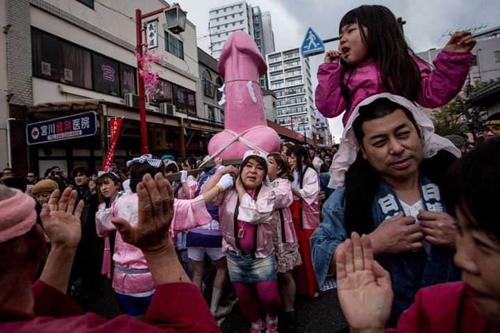 японский фестиваль пенисов праздник членов канамара мацури kanamara-matsuri отвратительные мужики дичь disgusting men