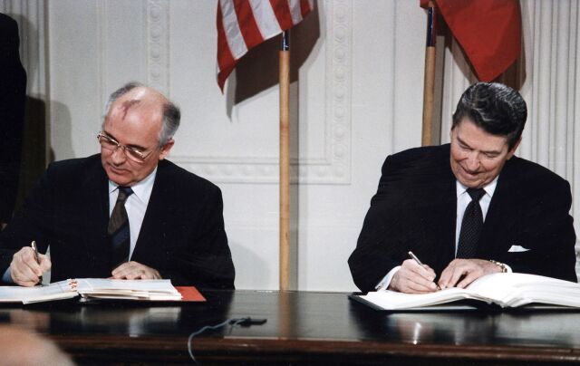 В Вашингтоне был подписан Договор между СССР и США о ликвидации ракет средней и меньшей дальности